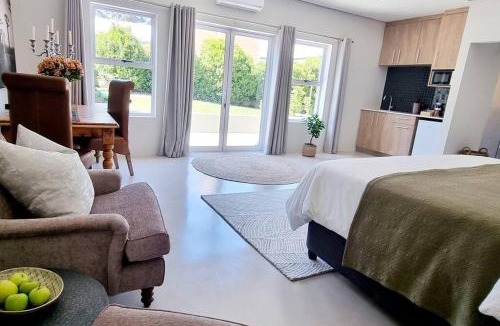 Franschhoek Apartment | C'est la Vie 1 Self-catering apartment with private hot tub