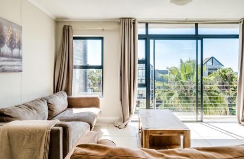 Century City Apartment | Canalside Tranquility