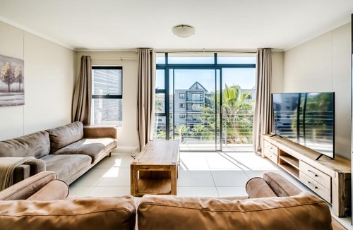Century City Apartment | Canalside Tranquility