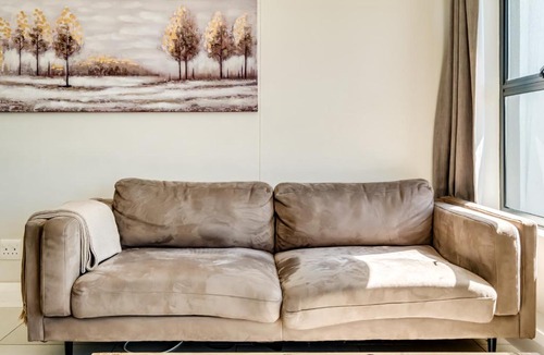Century City Apartment | Canalside Tranquility