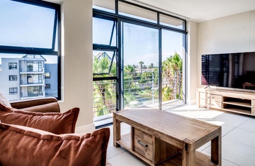 Century City Apartment | Canalside Tranquility