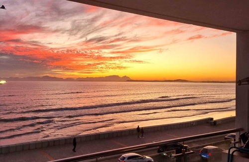 Strand Apartment | Cape Town Strand - Beachfront Apartment - Ideal for Couples & Singles