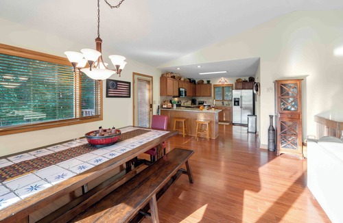 Beech Mountain Ski Chalet | Casa Bella -Sleeps 10 -Hot Tub + Fireplace- EV Charger - 5 Min to Ski Resort