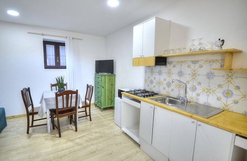 Schiazzano House | Casa Spirea I: A characteristic and welcoming apartment situated in a quiet location, a few minutes from the town center, with Free WI-FI.
