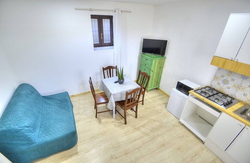 Schiazzano House | Casa Spirea I: A characteristic and welcoming apartment situated in a quiet location, a few minutes from the town center, with Free WI-FI.