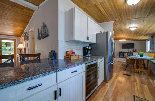 Steele Creek House | Castaway Cove—5-Bed Lakeside Retreat—Hot Tub—Fire Pit!