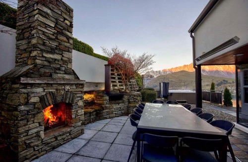 Queenstown Villa | Castle Cliff Lodge with Spa Pool and Sauna and Games Room and more