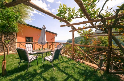 Pontone Apartment | Catarì studio apartment: sleeping in a scenic lemon grove on the Amalfi Coast!