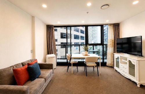 Auckland Central Business District Apartment | CBD Retreat 5-Min Walk to Sky Tower w Free Pool Gym Sauna P021
