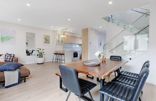 Sandringham House | Central Oasis Townhouse with Parking and Air-con