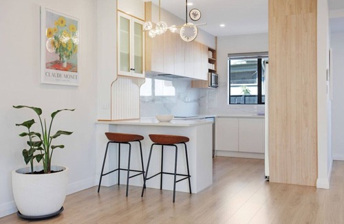 Sandringham House | Central Oasis Townhouse with Parking and Air-con