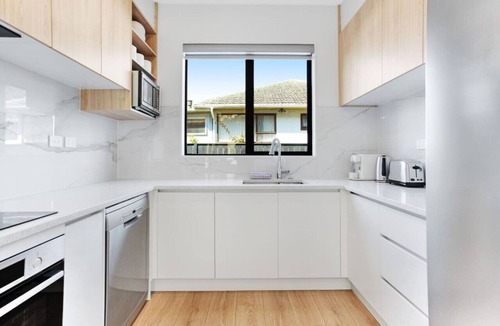 Sandringham House | Central Oasis Townhouse with Parking and Air-con