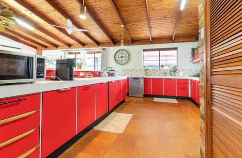 Loganholme House | Central Loganholme 6BR Home Big Yard | Walk To All
