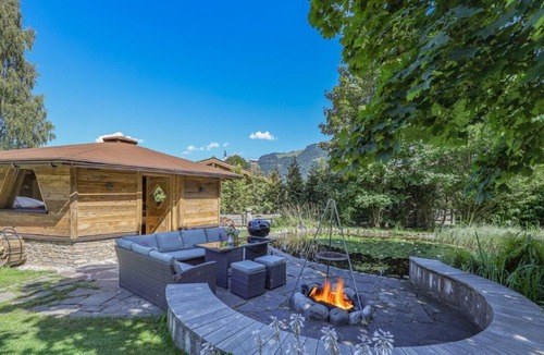 Oberndorf bei Kitzbuhel House | Chalet Villa Rosa in the 5000 m² hotel garden - Rosenhof