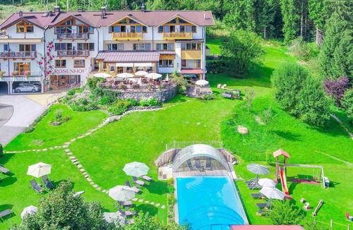 Oberndorf bei Kitzbuhel House | Chalet Villa Rosa im Gartenhotel Rosenhof bei Kitzbühel