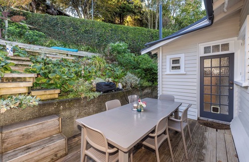 Bluff Hill House | Character home, 3mins walk to CBD, quiet space set in lovely gardens.