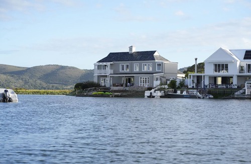 Knysna House | Characterful Thesen Island 4-Bed House with private jetty & lagoon views!