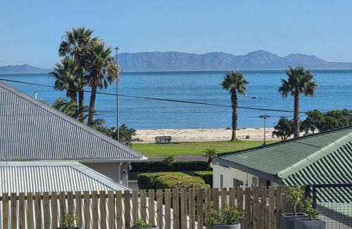 Gordons Bay Central Villa | Charla on the Beach