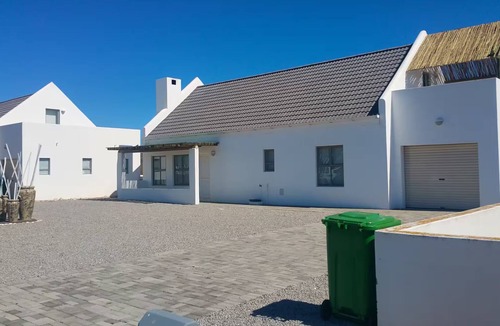 Stompneusbaai House | Charming 3-bedroom house in marvelous Golden Mile with WiFi