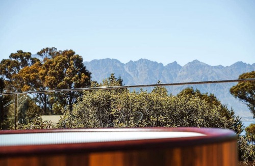 Sunshine Bay Cottage | Charming Accommodation in Queenstown with Lake Wakatipu Views
