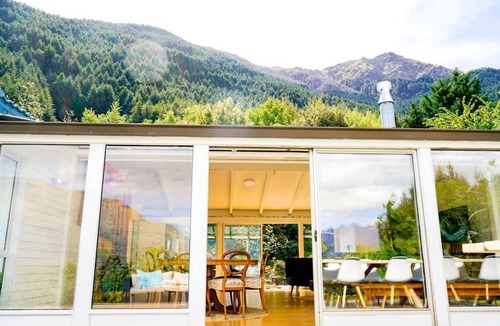 Sunshine Bay Cottage | Charming Accommodation in Queenstown with Lake Wakatipu Views