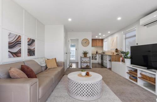 Linwood House | Charming Central Stay Near New Stadium - Cosy Comfort and Free Parking