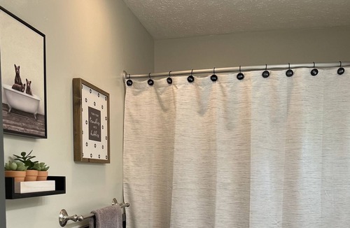 Pigeon Forge Cottage | Charming Cottage-5 Minutes to the Parkway-Hot Tub-Fire Pit-Cubs Den