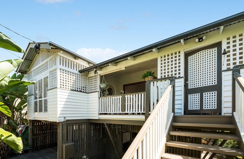 Milton House | Charming Cottage Milton Quiet St Walk Suncorp Tropical Outlook free car park.