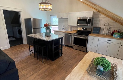 Hendersonville Apartment | Charming studio above garage apt located close to Downtown Hendersonville!