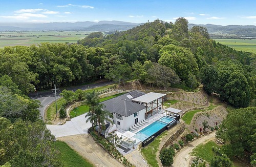 Stotts Creek House | Chateau on Cudgen minutes to beautiful Tweed coast beaches. Pool/hot tub/firepit