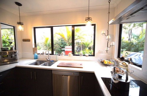 Papamoa Beach House | Cheerful 3 BR House Near The Beach Spa Tropical Garden