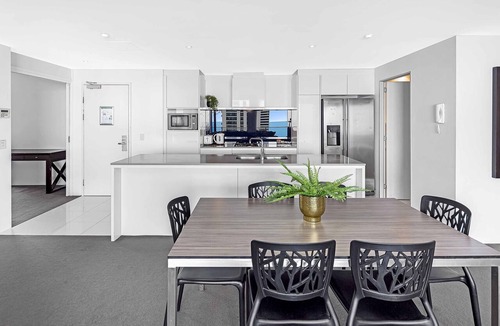 Surfers Paradise Apartment | Circle on Cavill Sub Penthouse Ocean View