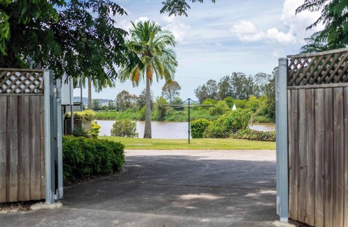 Lower Southgate House | Clarence River Retreat - Oceanstays - Farmstay & Jetty