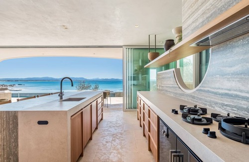 Byron Bay House | Coast at Byron - Luxurious Build on Wategos Beach