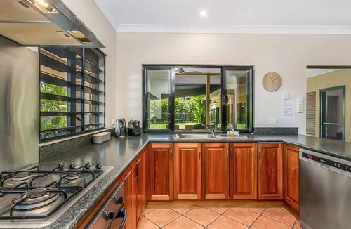 Trinity Beach House | Coastal Retreat - Three Bedroom Family Home - Trinity Beach