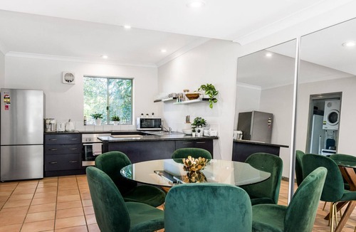 Belongil House | Coastal Townhouse - Minutes from the Beach and a short walk to town.