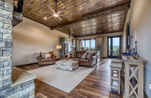 Talking Rock Cabin | Cold Plunge, Sauna, Hot Tub, Vineyards & More