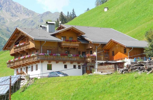 Innervillgraten House | Comfort double room - Apartmenthaus Gutwenger - Selmerhof