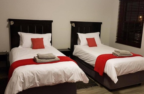 Eastcliff House | Comfy Apartment with Stunning Mountain View