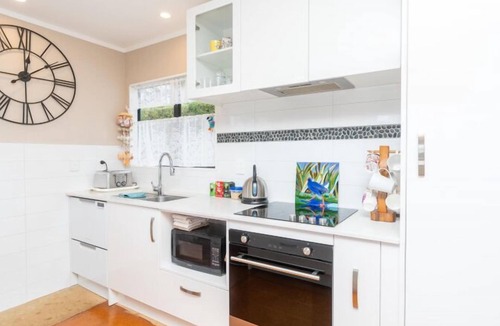 Raglan House | Comfy Raglan Base — Walk to Beach & Village - Roberts St - Family home (Upstairs)