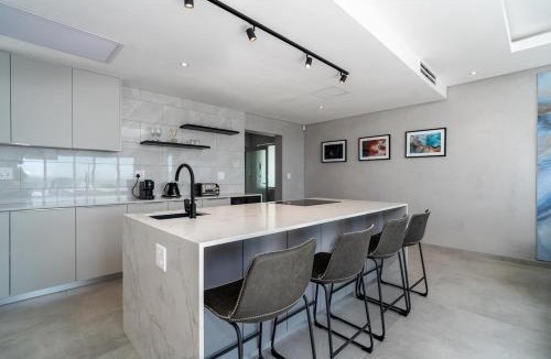 Froggy Farm Apartment | Contemporary 2 Bedroom apt with Indian Ocean Views