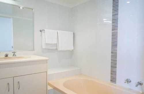 Coolangatta Resort | Coolangatta Beautiful Beach Front Apart. sleep 6 avail. Dec 26th -9th Jan 2026
