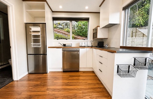 Sunshine Bay Apartment | Cosy 2bdrm Apartment: 3-min drive to town/1-min walk to bus stop/walk to lake