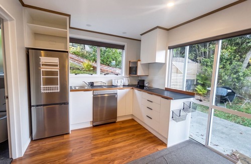 Sunshine Bay Apartment | Cosy 2bdrm Apartment: 3-min drive to town/1-min walk to bus stop/walk to lake