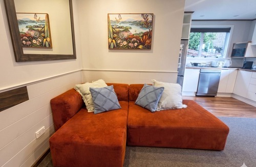 Sunshine Bay Apartment | Cosy 2bdrm Apartment: 3-min drive to town/1-min walk to bus stop/walk to lake