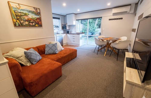 Sunshine Bay Apartment | Cosy 2bdrm Apartment: 3-min drive to town/1-min walk to bus stop/walk to lake