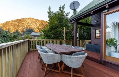 Arthur's Point House | Cosy 3BR Alpine Chalet Near Queenstown, Fireplace, Family-Friendly and Minutes to Skiing