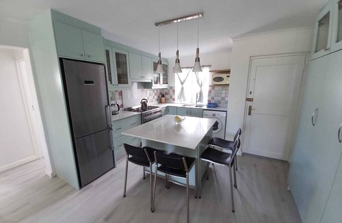 Westcliff Apartment | Cosy apartment by the ocean, located in a family friendly town.