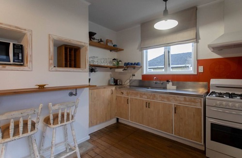 Rotorua House | Cosy Character Cottage in the City | Walk, Ride & Unwind