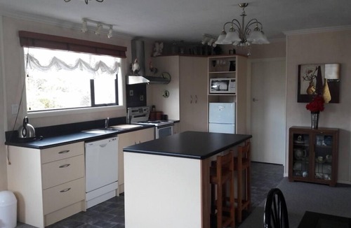 Te Anau House | Cosy cottage 2 mins to the lake and 5 mins to the town centre Sky & WiFi